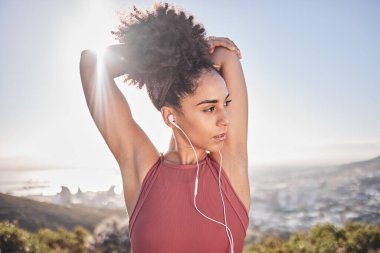 Fitness, esneme ve şehirde ısınmak için kulaklık takan siyah bir kadın. Sağlık, sağlık ve kız antrenman yapıyor, dağda esniyor ve egzersiz yapıyor müzik, pist ve ses dinliyor..