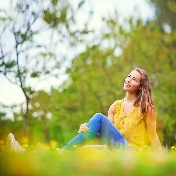 Lovely Day Daydream Carefree Young Woman Relaxing Field Grass Flowers — Stock Photo, Image