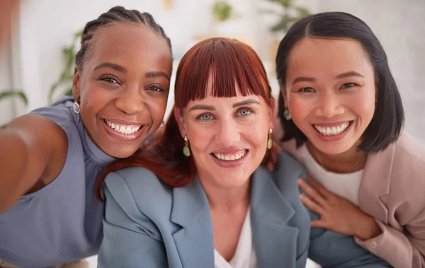 自私的微笑 办公室和商界人士 女人或同事为了快乐的回忆拍照 为社交媒体拍照的人物形象 多样性以及员工 朋友或同事群体 — 图库照片