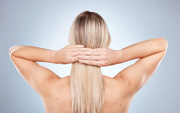 Vlasy Ruce Krása Modelkou Ateliéru Šedém Pozadí Pro Přírodní Péči — Stock fotografie