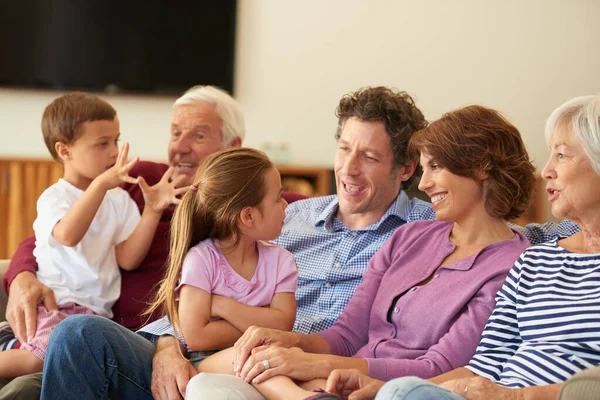 Zusammenkommen Als Familie Eine Mehrgenerationenfamilie Sitzt Hause Auf Dem Sofa — Stockfoto