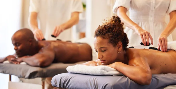 Paar Massage Rock Spa Therapeut Voor Ontspanning Luxe Wellness Behandeling — Stockfoto