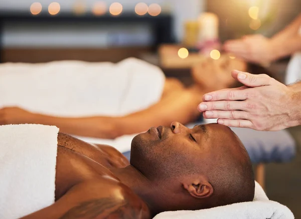 Mains Massage Détente Avec Homme Noir Client Dans Spa Pour — Photo