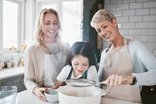 Счастливая Семья Приготовление Пищи Ребенка Мать Бабушка Обучает Детей Молодежи — стоковое фото