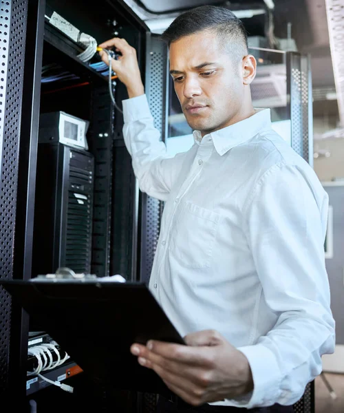 Serverruimte Database Ondersteuning Met Een Man Programmeur Die Werkt Aan — Stockfoto