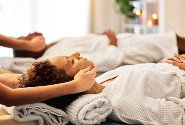 Hoofdmassage Koppel Spa Voor Zen Ontspannende Massage Van Een Massagetherapeut — Stockfoto