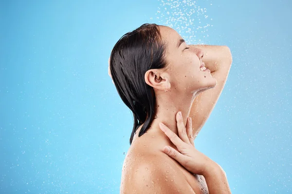 Pielęgnacja Skóry Kobieta Prysznic Wodą Wellness Pielęgnacji Ciała Tle Niebieskiego — Zdjęcie stockowe