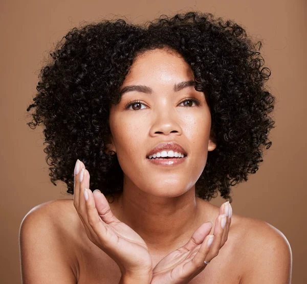 Gezicht Schoonheid Zwarte Vrouw Huidverzorging Haarverzorging Afro Met Make Cosmetica — Stockfoto