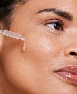 Petrol, cilt bakımı, güzellik, ürün ve temizlik, sağlık ve hijyen için kadın. Yüz, yüz ve serum modelleri ve temel yağlar, retinol veya yaşlanma karşıtı cilt nemlendirici, sıvı veya maske.