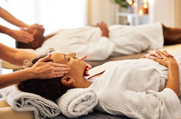 Casal Massagem Bem Estar Spa Para Dor Cabeça Estresse Para — Fotografia de Stock