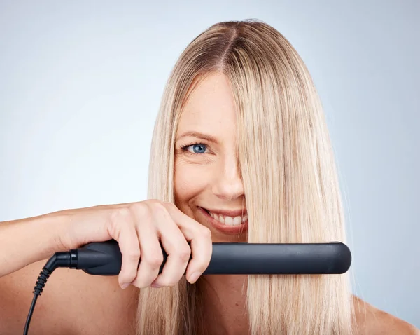 Догляд Волоссям Плоске Залізо Жінка Рекламують Косметичний Продукт Косметику Посмішку — стокове фото