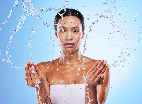 顔のクリーニング 水スプラッシュと黒の女性のスキンケアウェルネス シャワーと衛生とスタジオの背景できれいに 美しさと新鮮なケアのために彼女の肌を洗うモデルと清潔感 — ストック写真