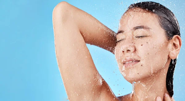 Woman Face Shower Skincare Hydration Hygiene Beauty Blue Studio Background — Stock Photo, Image