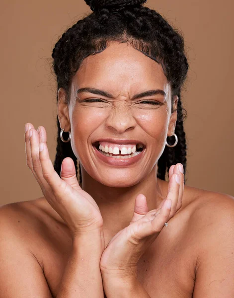 Czarna Kobieta Twarz Uśmiech Zamkniętymi Oczami Pielęgnacji Skóry Kosmetyki Portret — Zdjęcie stockowe