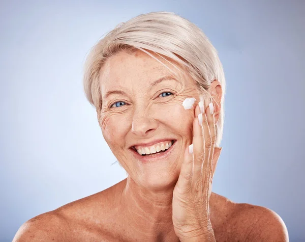 面部皮肤光滑 面带微笑 老年妇女脸上涂满乳霜 抗老化保湿霜治疗皱纹 快乐成熟女士的健康 健康与休闲肖像 面容与健康生活 — 图库照片