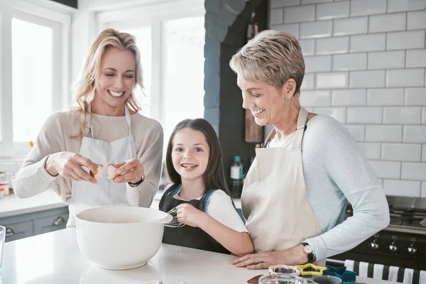 Οικογένεια Μάθηση Και Μαγείρεμα Γιαγιά Στην Κουζίνα Μαζί Για Ομόλογα — Φωτογραφία Αρχείου