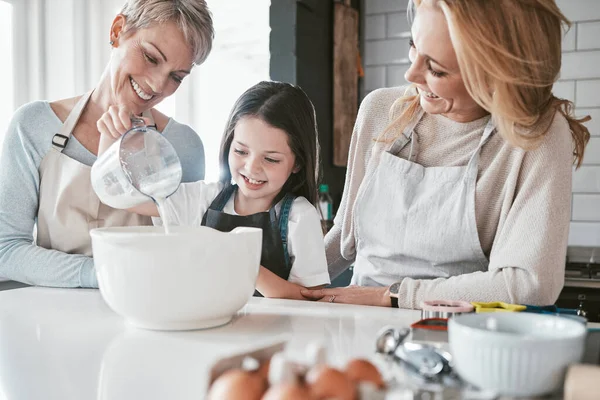 Μαγειρική Κουζίνα Και Γιαγιά Διδασκαλία Των Παιδιών Μάθηση Και Βοήθεια — Φωτογραφία Αρχείου