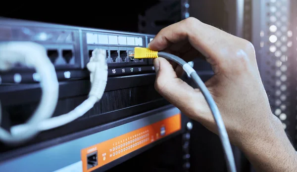 Руки Сетевой Инженер Серверный Кабель Серверном Помещении Передачи Данных Интернета — стоковое фото