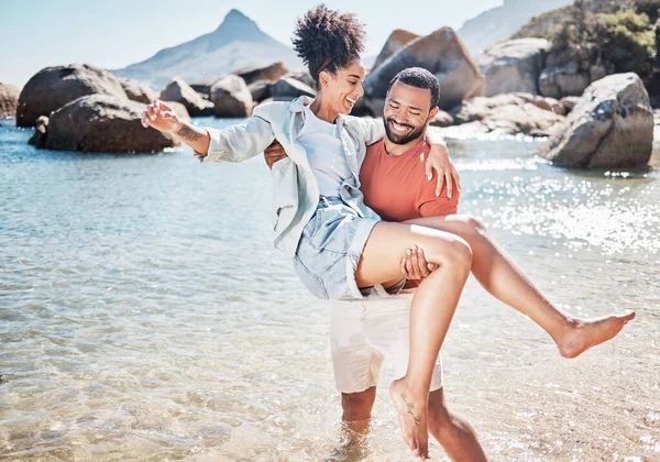 カップル ビーチや男の愛 結婚支援や面白い休日の休暇のための女性を運ぶ ハワイの旅行 質の高い時間 夏の自由 太陽と海の砂の上でのリラックス幸福 — ストック写真