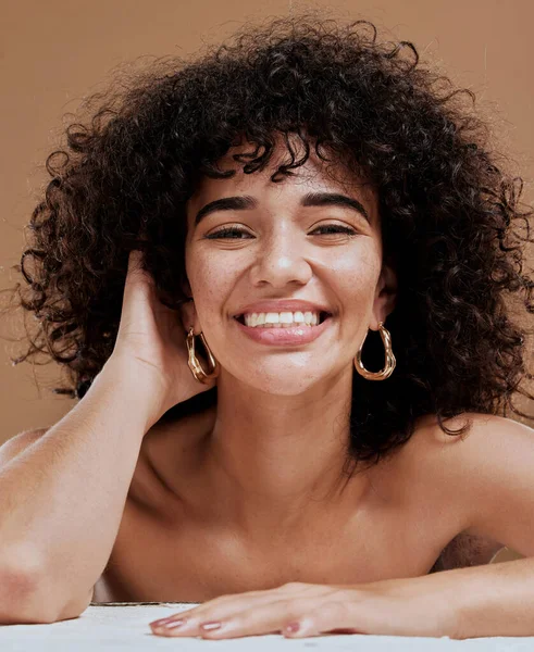Pielęgnacja Skóry Włosy Naturalny Portret Czarnej Kobiety Zadowolonej Piękna Uśmiechu — Zdjęcie stockowe