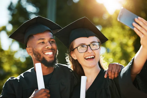 大学毕业和大学生们带着快乐的笑容 黑袍和毕业帽庆祝学业的成功 毕业证书和手握文凭的朋友 — 图库照片