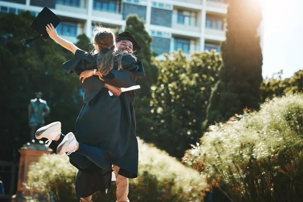 Università Istruzione Studenti Abbracciano Alla Laurea Con Laurea Diploma Certificato — Foto Stock