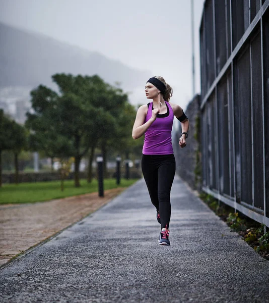 Ela Está Determinada Atingir Seus Objetivos Fitness Uma Jovem Correndo — Fotografia de Stock