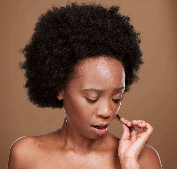 Gezicht Haar Gespleten Punten Met Een Model Zwarte Vrouw Studio — Stockfoto
