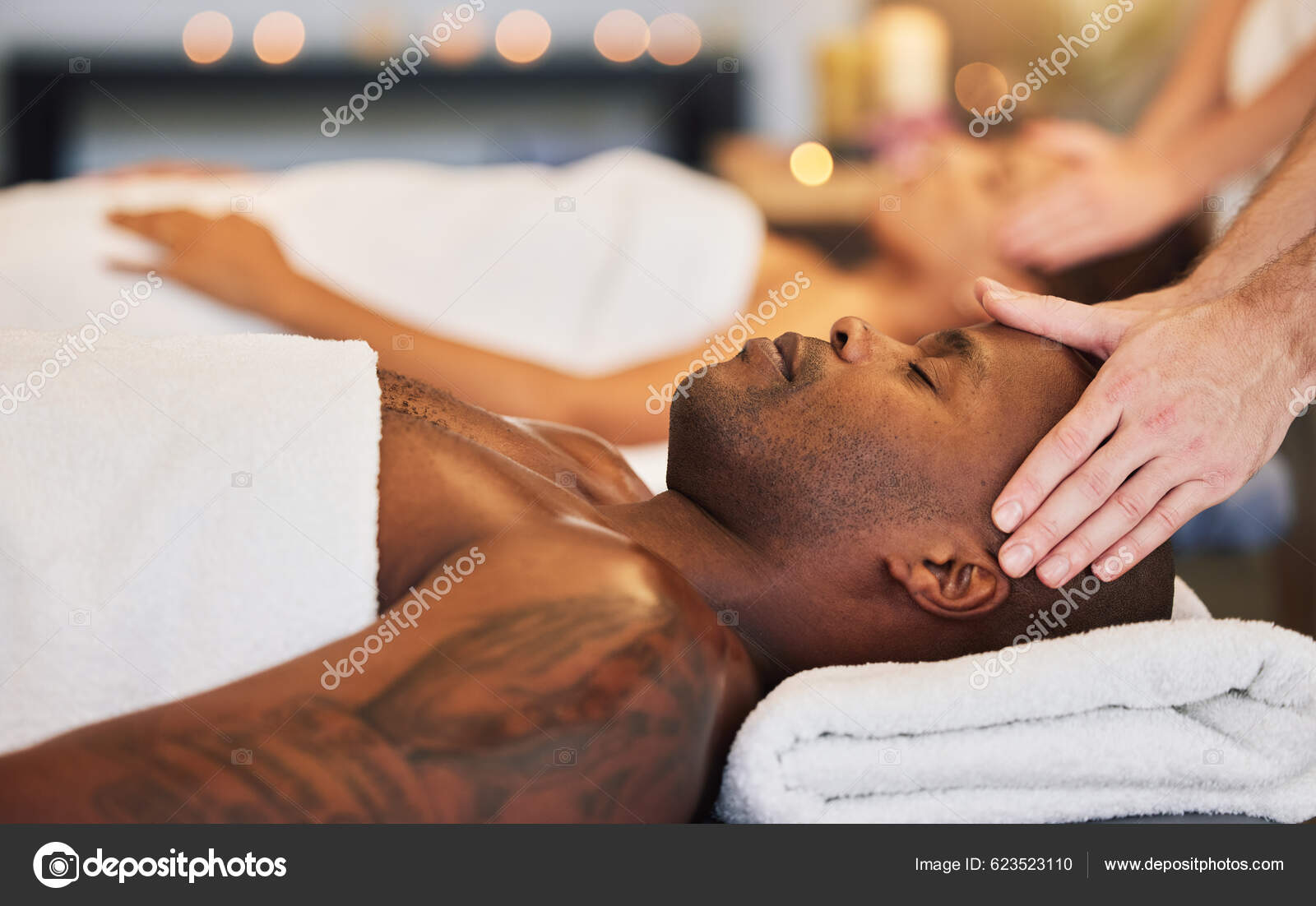 Relájese Spa Masaje Cabeza Con Pareja Para Salud Belleza Terapia — Foto de  stock #623523110 © PeopleImages.com