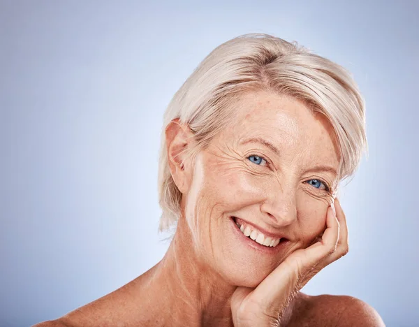美感和护肤 与一位身披灰色背景的老年妇女在工作室里享受健康或奢华 具有成熟女性造型的肖像 化妆品和抗衰老产品 以推广自然产品 — 图库照片