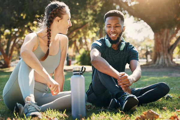 在自然公园的草地上锻炼和放松 以保持健康 水合和种族间的健康讨论 多样性 朋友间的对话和健康的体操训练结合在一起 — 图库照片