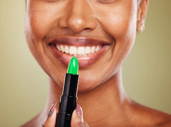 Batom Verde Boca Lábios Com Mulher Negra Beleza Closeup Cuidados — Fotografia de Stock