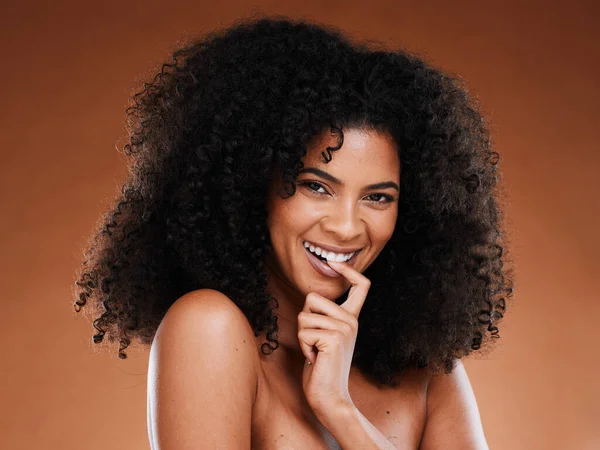 Zwarte Vrouw Vrolijke Glimlach Beauty Haircare Model Met Afro Cosmetica — Stockfoto