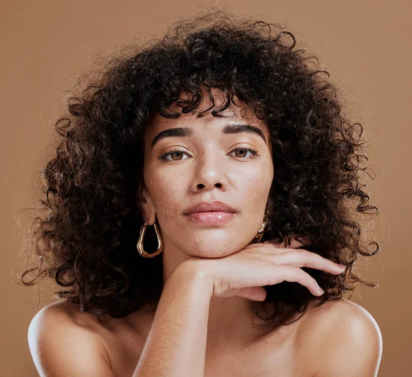 Make Zelfverzekerd Portret Van Een Vrouw Met Haarverzorging Huidverzorging Schoonheid — Stockfoto