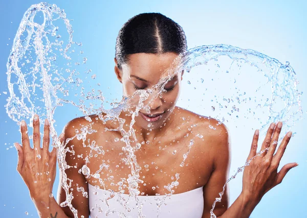 Salpicadura Agua Cuidado Piel Mujer Cara Limpieza Estudio Aislado Sobre —  Fotos de Stock