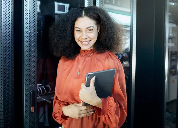 Technologie Data Vrouw Met Tablet Serverruimte Met Glimlach Carrière Voor — Stockfoto