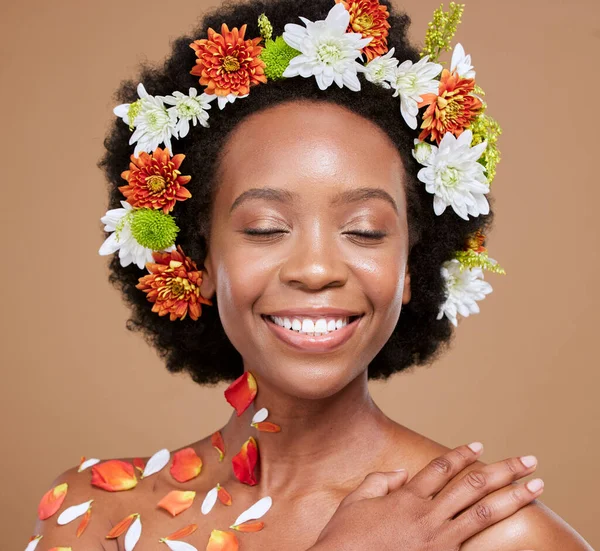 Flor Pelo Corona Belleza Mujer Negra Con Sonrisa Fondo Estudio — Foto de Stock