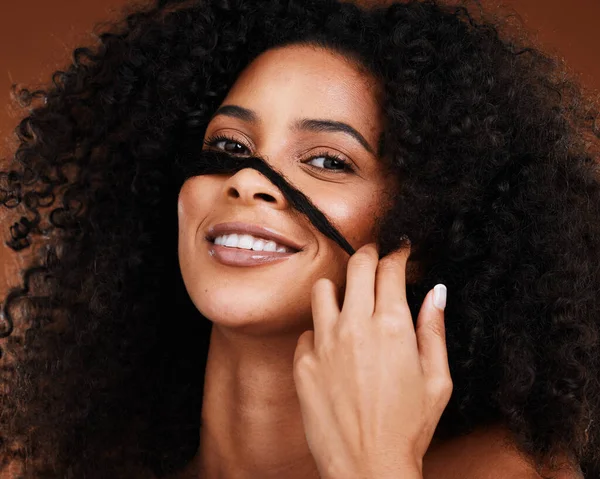 Zwarte Vrouw Afro Hand Glimlach Voor Haar Cosmetica Zorg Behandeling — Stockfoto