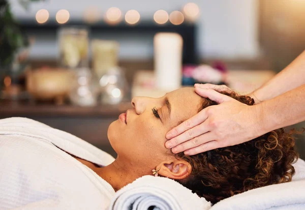 Hoofdmassage Vrouw Ontspannen Spa Gezichtswellness Luxe Zen Therapie Reiki Cosmetica — Stockfoto