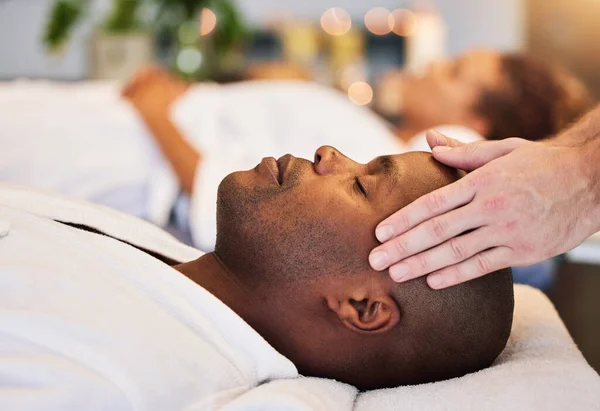 Zwarte Man Ontspan Hoofdmassage Met Therapeutische Handen Een Luxe Spa — Stockfoto