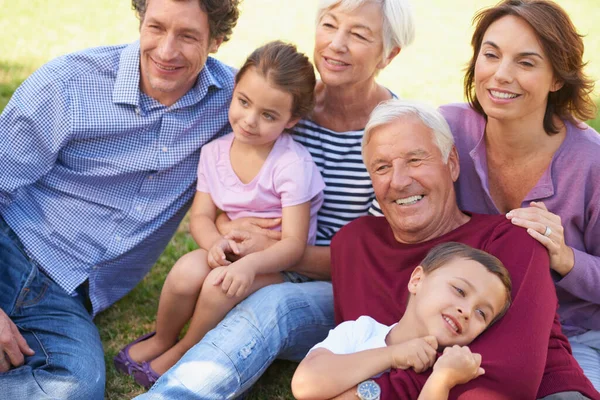 Tempo Famiglia Una Famiglia Multigenerazionale Che Trascorre Del Tempo Insieme — Foto Stock