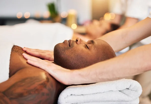 Massage Spa Zwarte Man Met Therapeut Handen Ontspannen Huidverzorging Met — Stockfoto