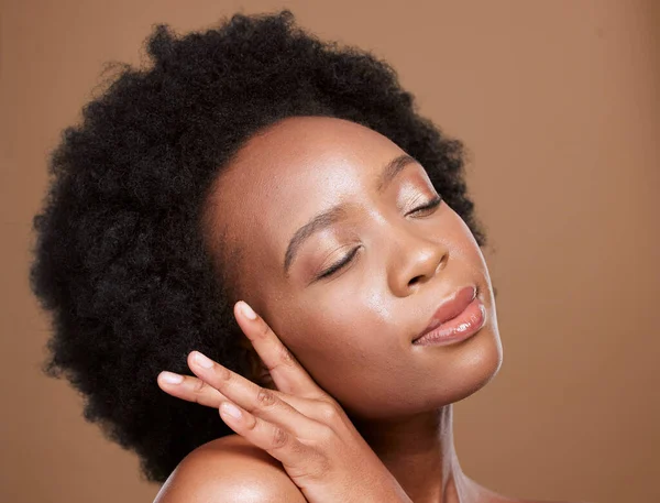 Zwarte Vrouw Ogen Dicht Beauty Studio Voor Huidverzorging Cosmetica Wellness — Stockfoto