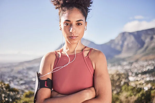 Фітнес Фізичні Вправи Чорна Жінка Відкритому Повітрі Слухають Музику Навушниками — стокове фото