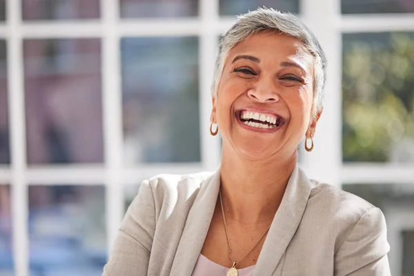 Szczęśliwa Portretowa Starsza Kobieta Biznesu Nowoczesnym Biurze Korporacyjnym Mieście Szczęście — Zdjęcie stockowe