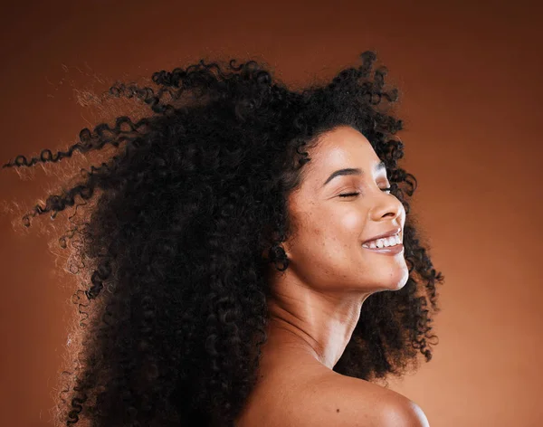 Haarverzorging Zwarte Vrouw Cosmetica Met Glimlach Blij Ontspannen Bruine Studio — Stockfoto