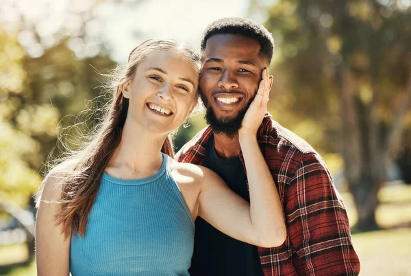 Portrait Couple Interracial Les Jeunes Détendre Dans Parc Soleil Été — Photo