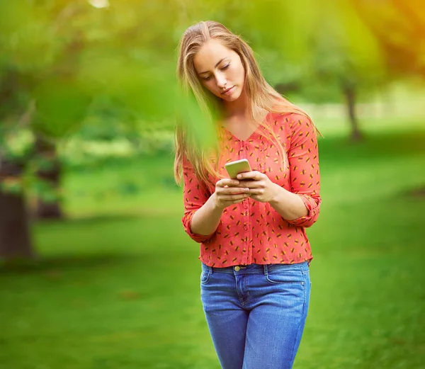 Wacht Het Park Een Jonge Vrouw Sms Haar Mobiele Telefoon — Stockfoto