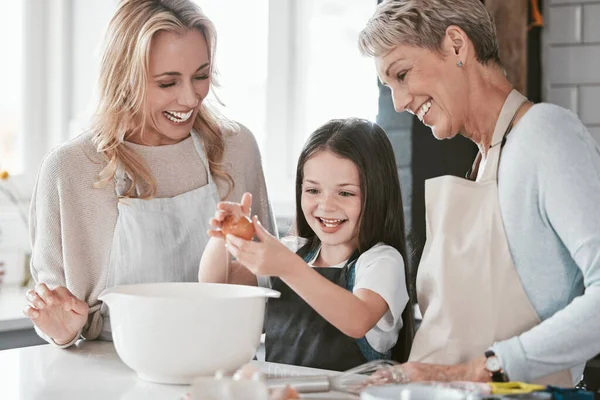 将来のシェフやパン屋としてボウルに卵と料理で母親と祖母を助ける家族 ベーキングと子供 シニア女性と女の子は ケーキを作ることを学ぶ キッチンでの食品や朝食 — ストック写真