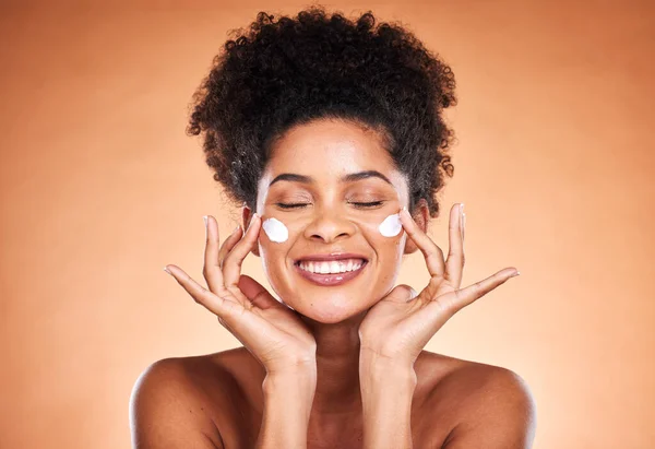 Zwarte Vrouw Huidverzorging Zonnebrandcrème Voor Welzijn Gezondheid Vrolijke Glimlach Mockup — Stockfoto